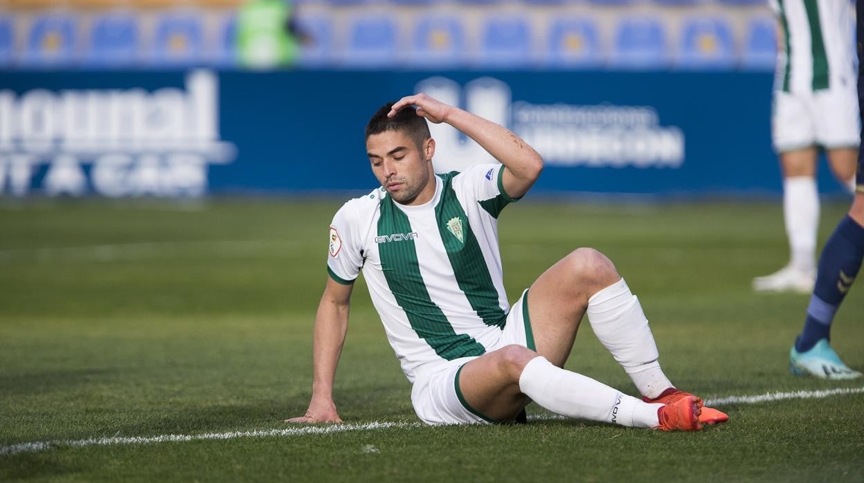Jesús Álvaro lamenta una jugada del UCAM - Córdoba CF de este domingo