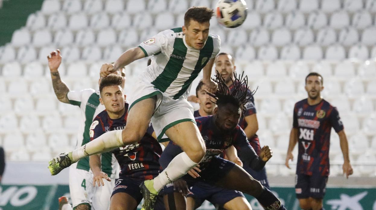 Alberto del Moral cabecea un balón ante el Yeclano