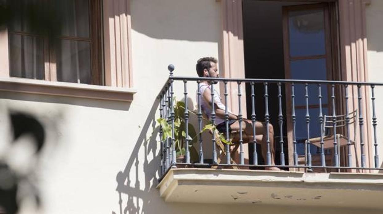 Un hombre toma el sol durante el confinamiento de la pasada primavera