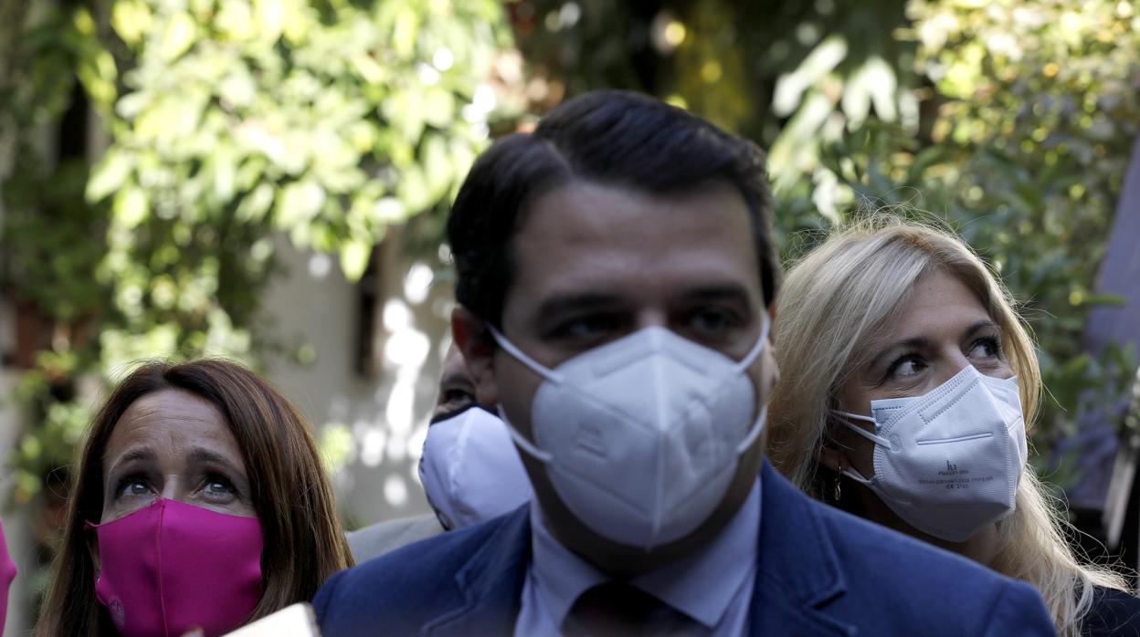 El alcalde de Córdoba, con mascarilla en una fotografía reciente