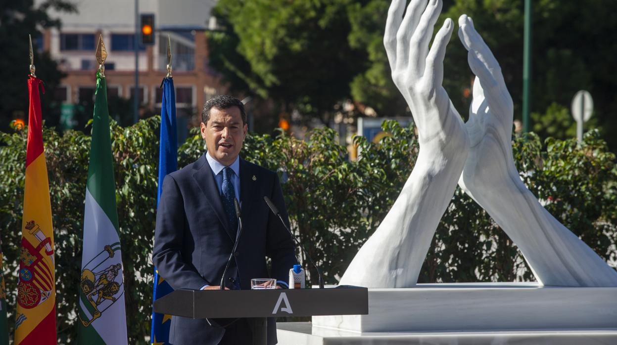 Juanma Moreno en el acto de inaguración de la escultura a los sanitarios en Málaga