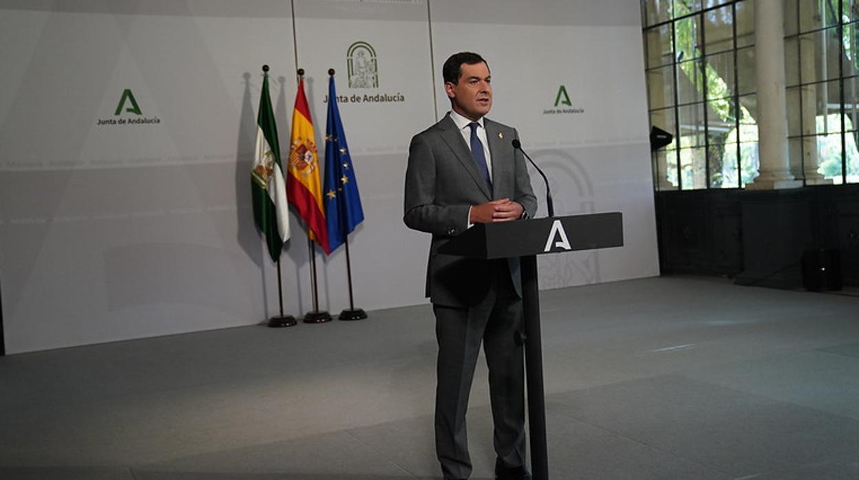 El presidente de la Junta, Juanma Moreno, durante su comparecencia este lunes