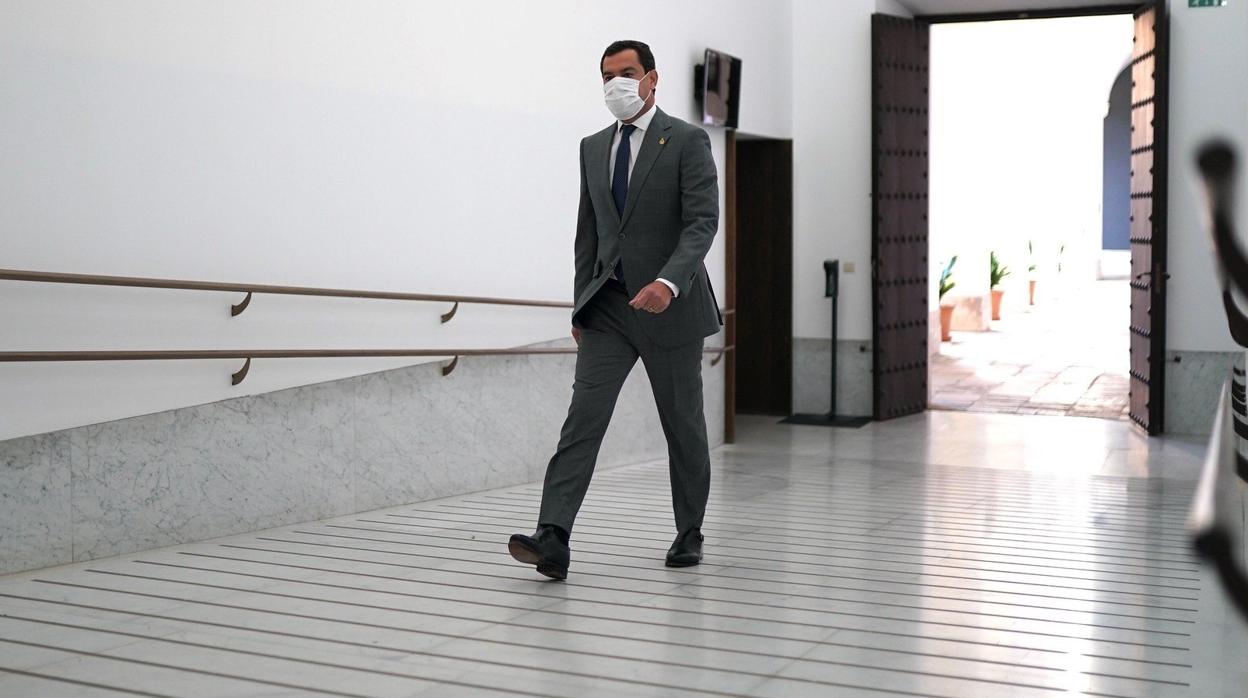 El presidente de la Junta, Juanma Moreno, por los pasillos del Palacio de San Telmo
