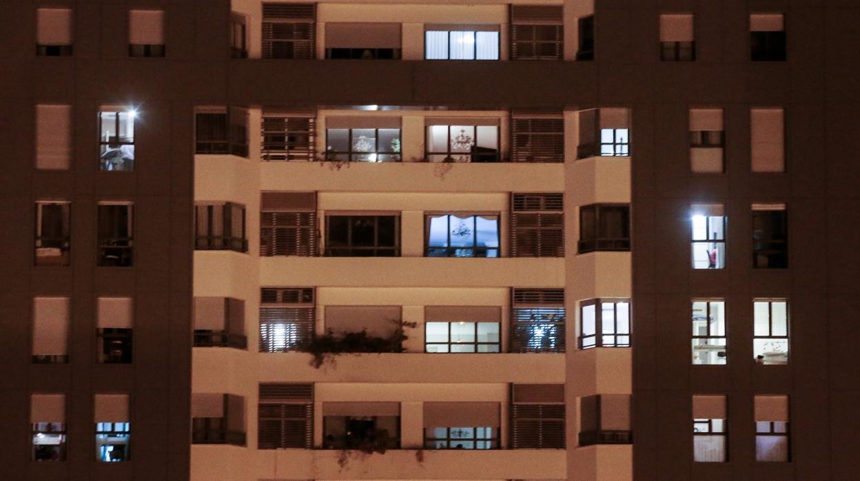 Casas con las luces encendidas y apagadas durante el toque de queda en Sevilla