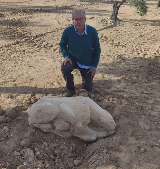 Gonzalo Crespo posa con la pieza que encontró bajo su olivar