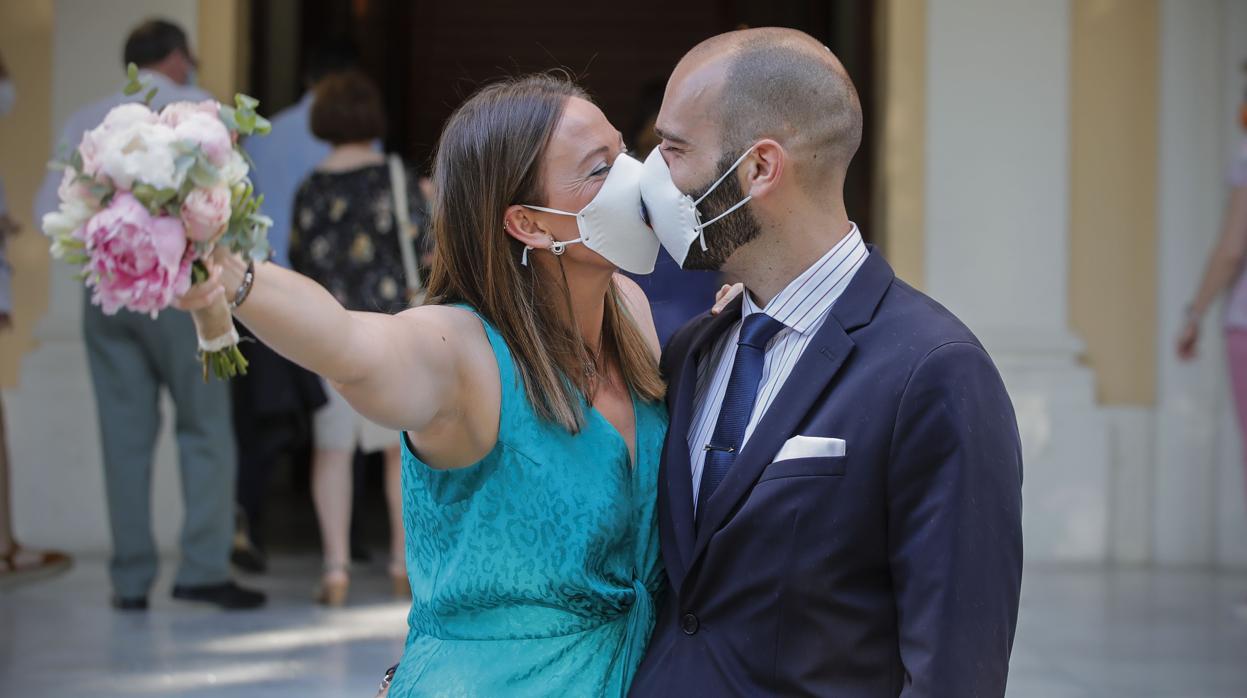 Primera boda civil celebrada en el Ayuntamiento de Sevilla tras el confinamiento