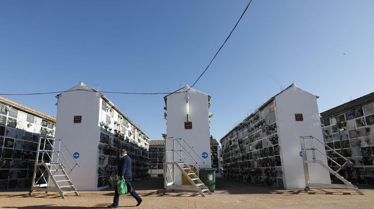 Un hombre camina por el cementerio de San Rafael en la mañana del Día de Todos los Santos