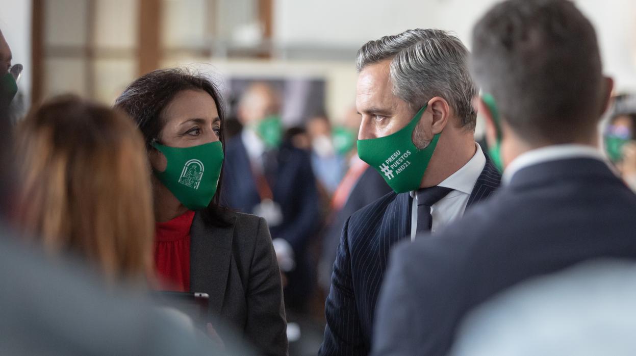 El consejero de Haciena, Juan Bravo, junto a la presidenta del Parlamento, Marta Bosquet, en la presentación del Presupuesto 2021