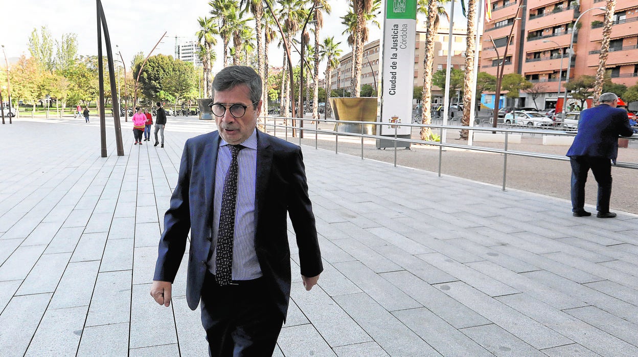 El expresidente del Córdoba CF Carlos González accede a la Ciudad de la Justicia