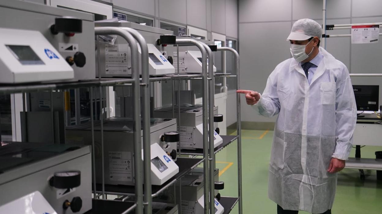 El presidente andaluz, Juanma Moreno, en su visita a la planta de Fujitsu para ver las primeras unidades fabricadas