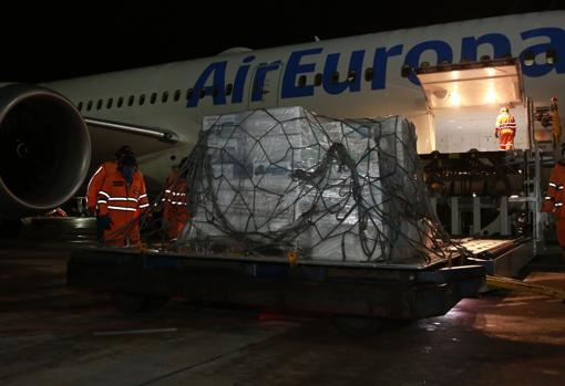 Lote con treinta respiradores a su llegada al aeropuerto de Quito (Ecuador) el pasado junio