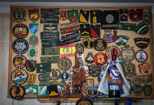 La venta tiene un panel con insignias de Cuerpos y Fuerzas de Seguridad del Estado