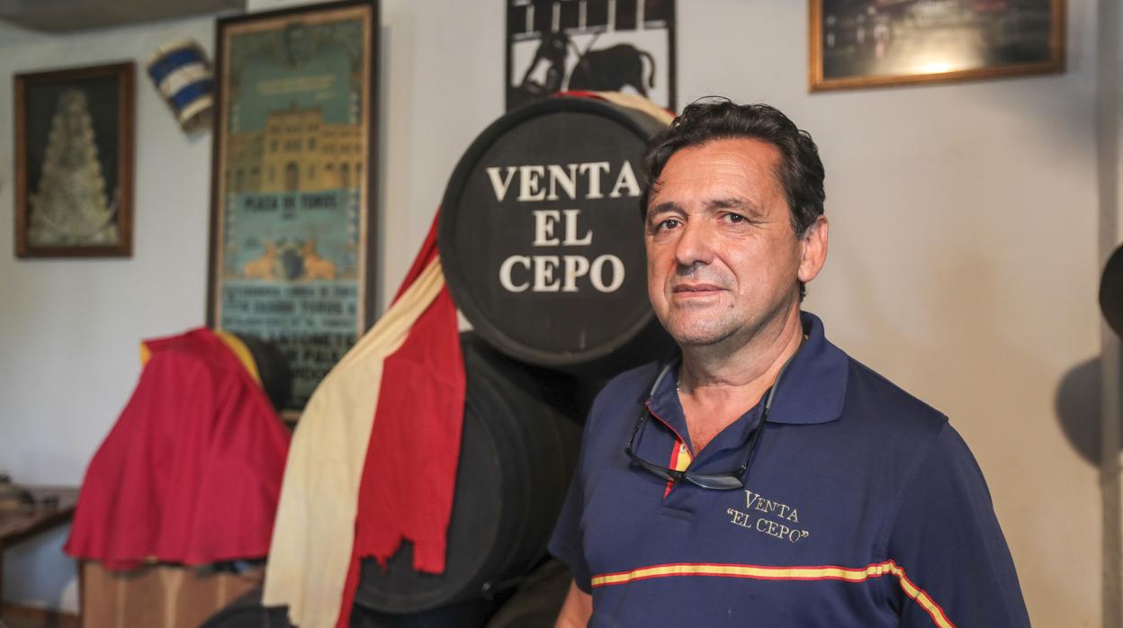 El dueño de la Venta El Cepo, Miguel López-Cepero, tiene el negocio lleno de banderas de España