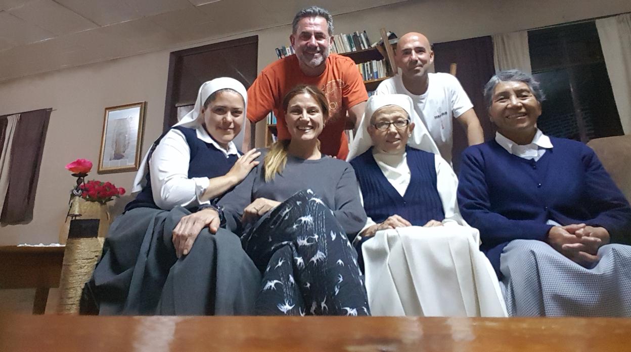 Sor Azucena y otras hermanas, con voluntarios malagueños de Admundi y Pozos sin Fronteras