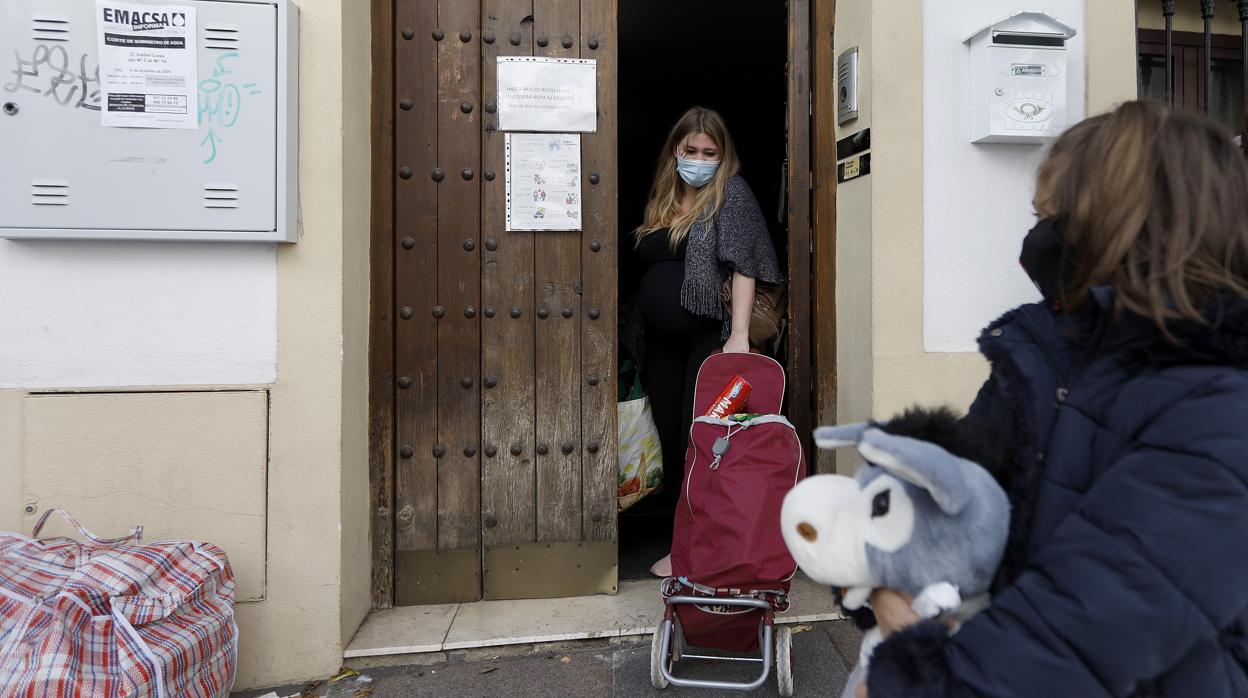 Una mujer embarazada y su hija reciben ayuda de esta ONG pro vida en la calle Isabe Losa