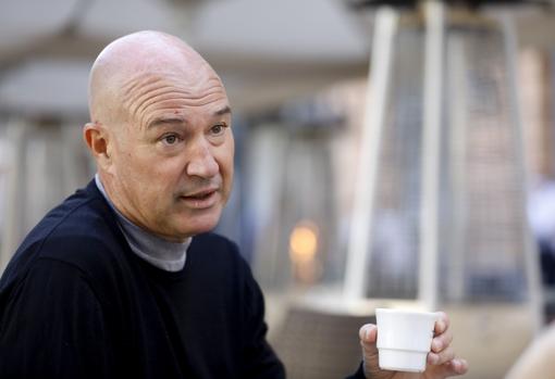 El ex jugador, técnico y deportivo del Córdoba CF bebe un café