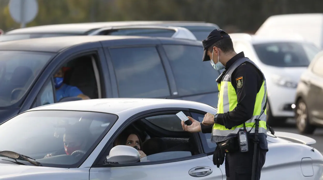 Un agente de la Policía durante un control esta semana en Córdoba