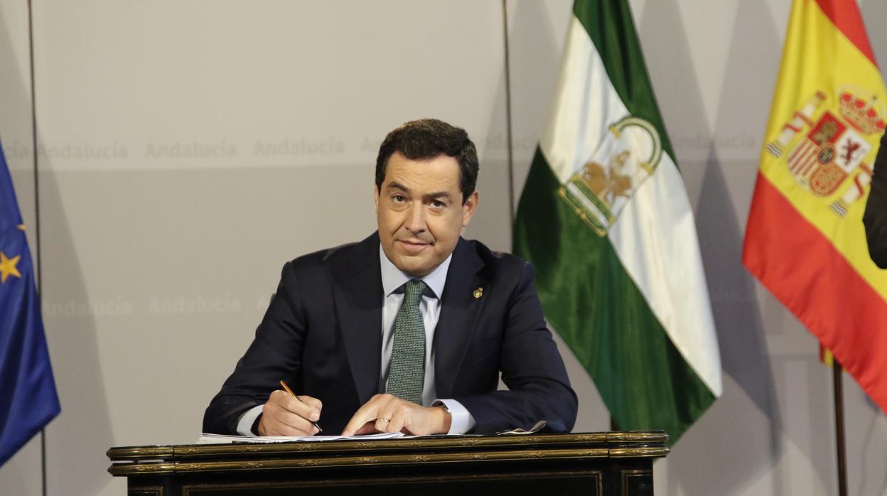El presidente de la Junta de Andalucía, Juanma Moreno, el lunes 16 de noviembre, durante la firma del acuerdo de ayuda por más de casi 670 millones de euros