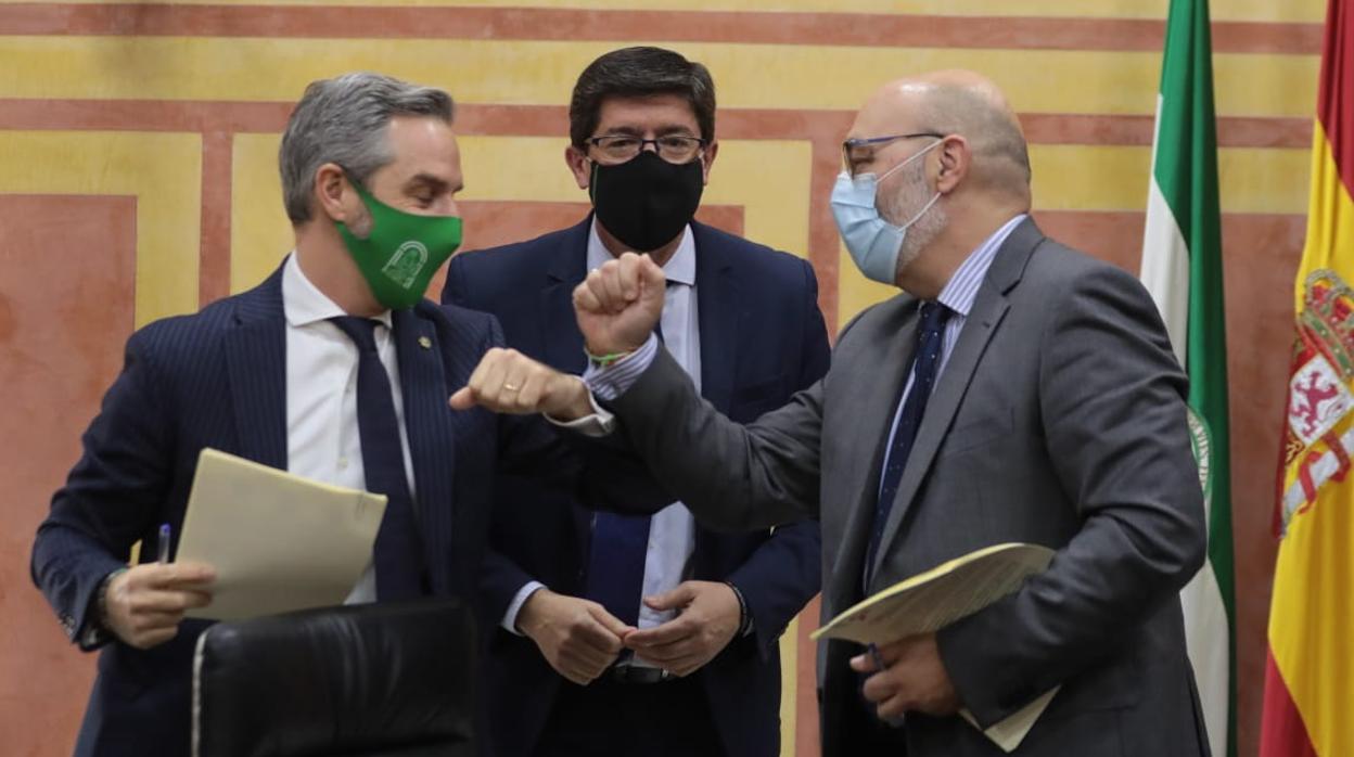 Juan Bravo (PP); Juan Marín (Ciudadanos); y Alejandro Hernánez (Vox)