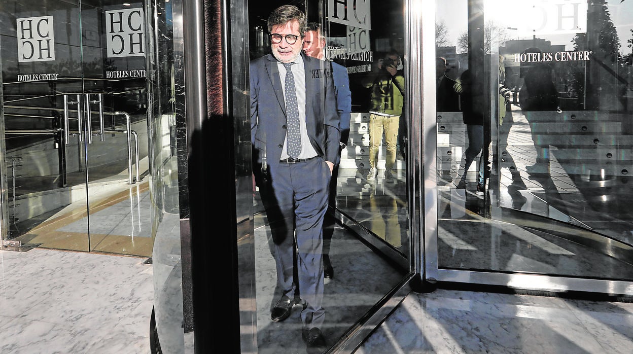 El expresidente del Córdoba CF sale de la Junta de Accionistas de enero