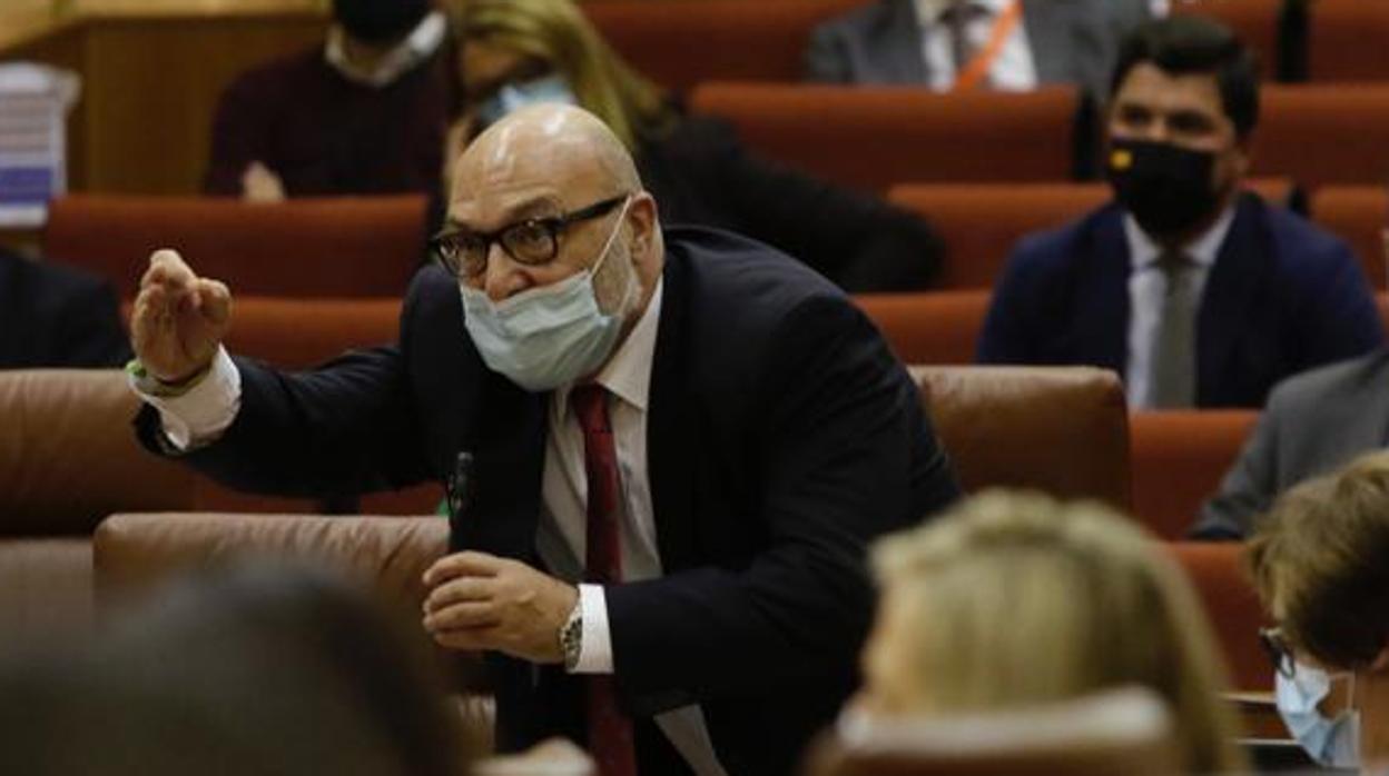 El portavoz de Vox en el momento de pedir la palabra tras sentirse aludido por Susana Díaz