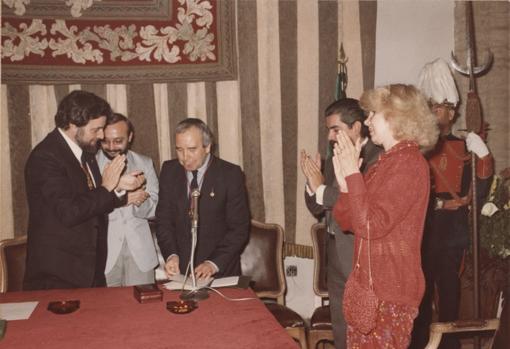 El alcalde de Córdoba en 1984, Julio Anguita, le entrega el título de Hijo Predilecto