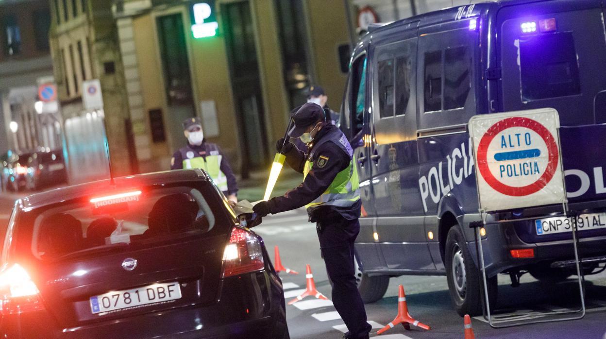 Agentes de la Policía Nacional controlan la movilidad nocturna