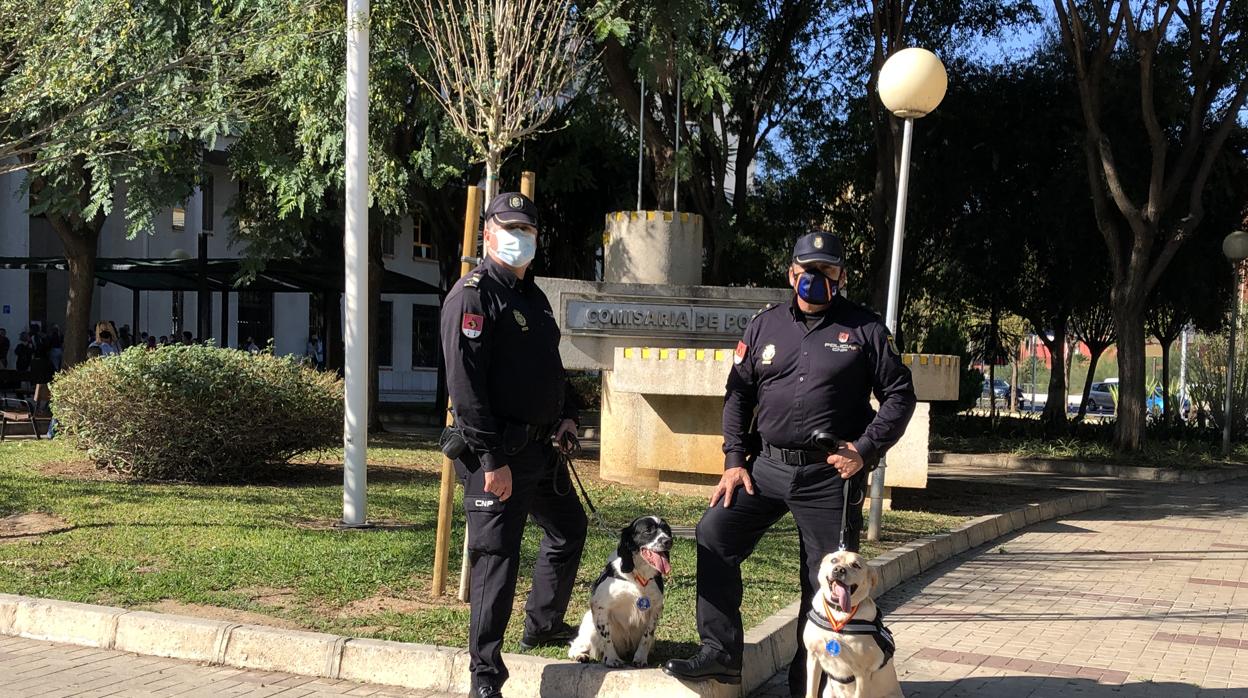Alva y Neo con sus guías en la puerta de la Comisaría de Málaga
