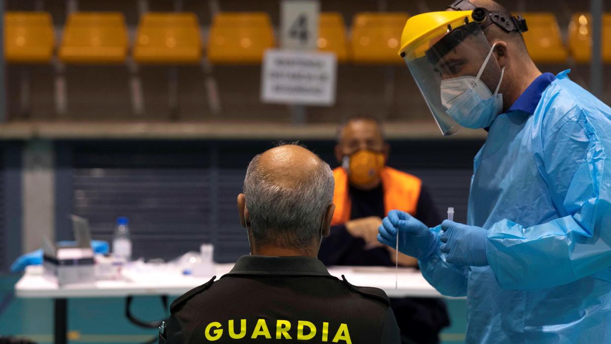 Un guardia civil de Bujalance, Córdoba, se realiza un test rápido de coronavirus durante el cribado extraordinario voluntario de test rápidos de antígenos