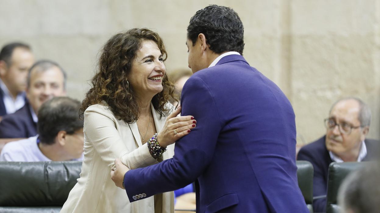 Juanma Moreno saluda a María Jesús Montero cuando era consejera de Hacienda