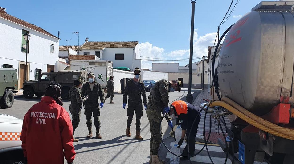 Militares ayudan en el reparto de agua en Fuente de Piedra durante la primera ola de la pandemia