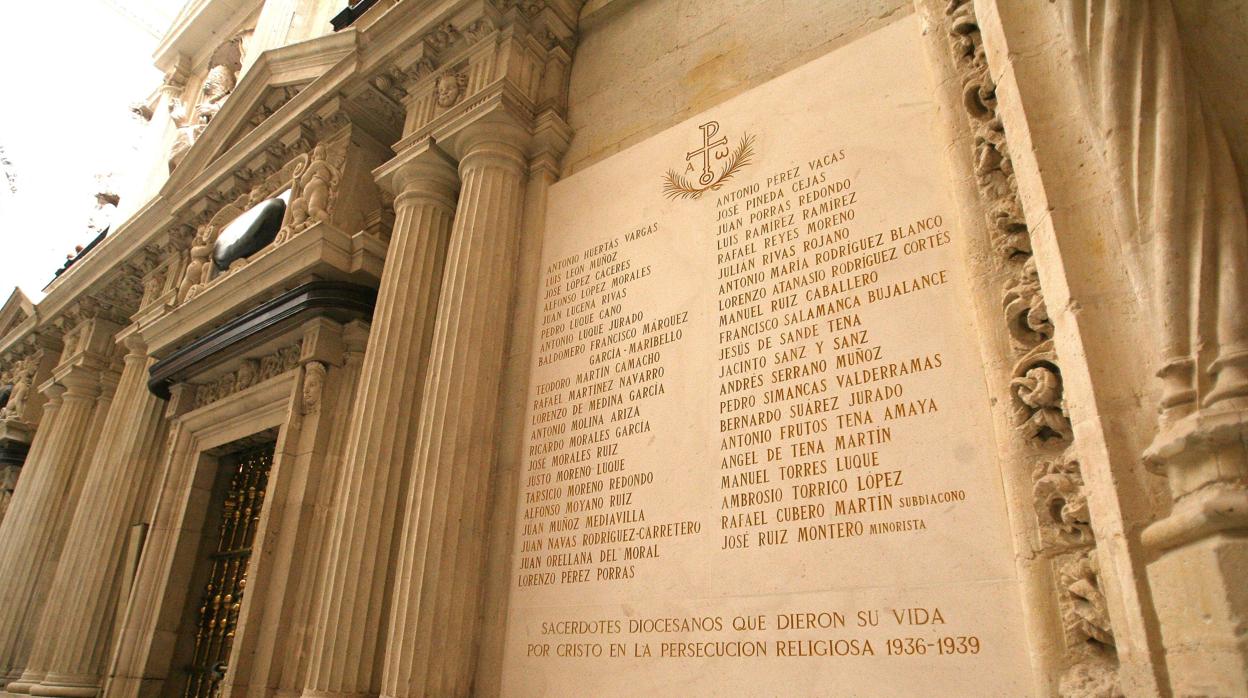 Lápida en la Mezquita-Catedral con el nombre de los sacerdotes diocesanos asesinados en Córdoba en la persecución religiosa de la Guerra Civil