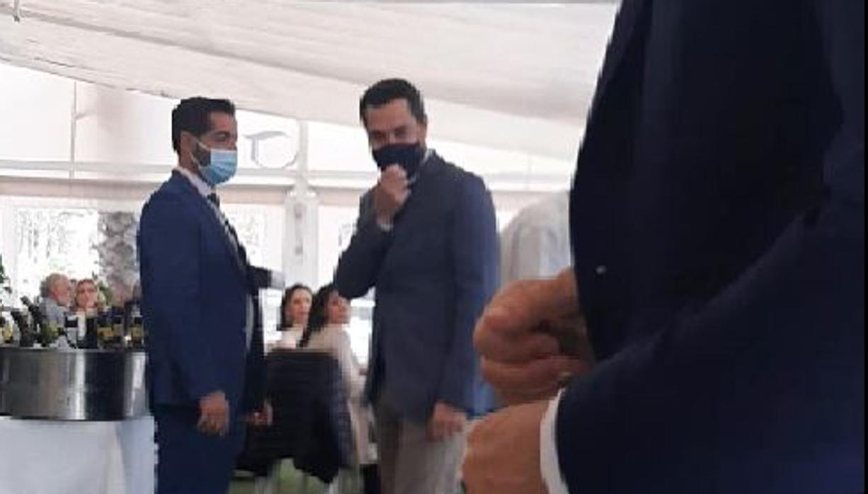 El presiente de la Junta, Juanma Moreno, en su llegada a un chiringuito en Málaga