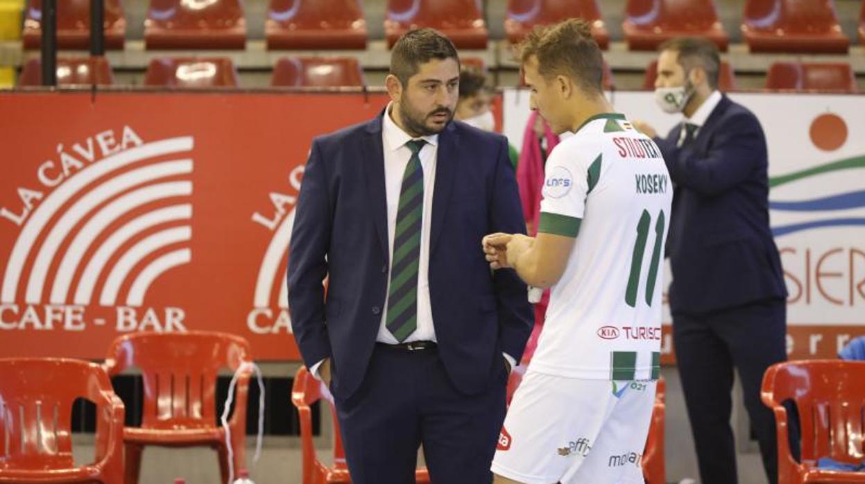 Josan González, en la previa de un partido, hablando con Koseky