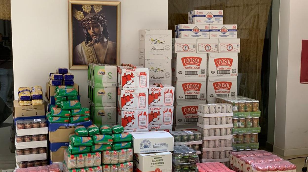 Entrega de alimentos de la hermandad de la Paz