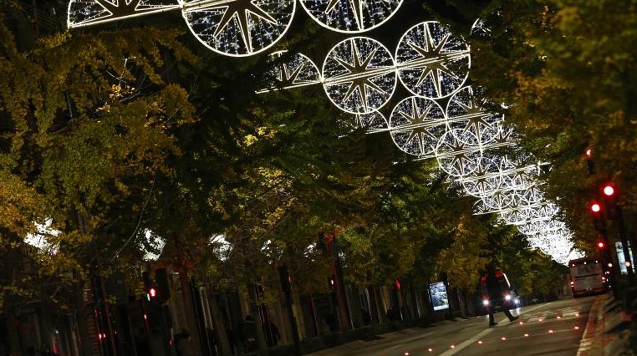 Una de las calles de Granada con la iluminación navideña