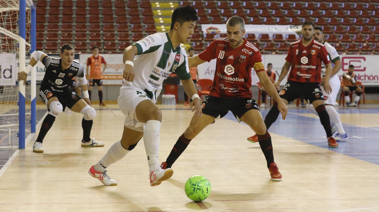 El pívot japonés Shimizu controla el balón en el partido ante el Fútbol Emotion Zaragoza