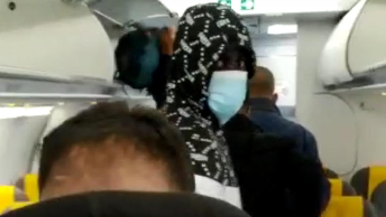 Imagen de los inmigrantes en el vuelo que los trasladó entre las Islas Canarias y Granada