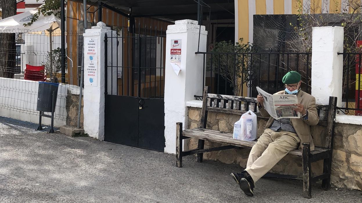 Un vecino de Cuevas del Becerro lee ABC durante la prácticas de pruebas PCR a toda la población