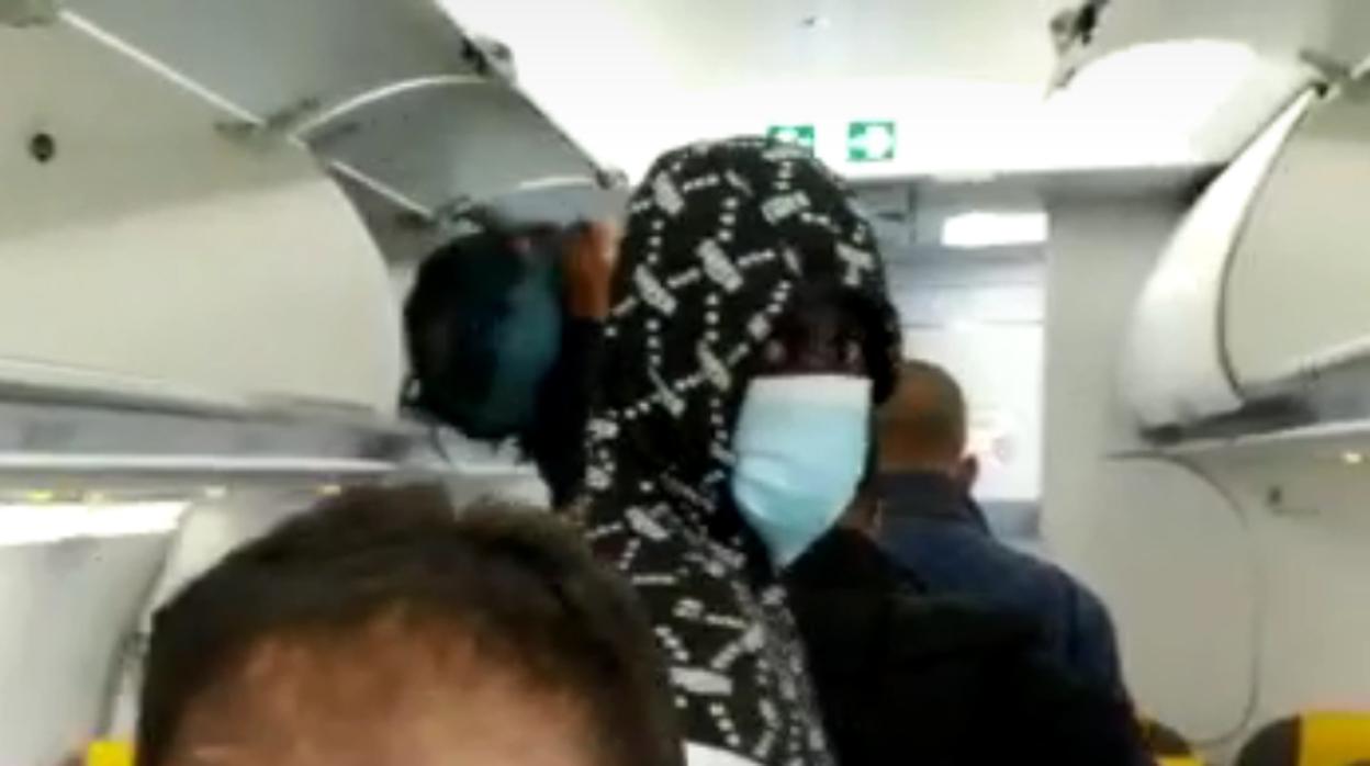 Imagen sacada de un vídeo de un pasajero con los inmigrantes descendiendo en Granada del avión