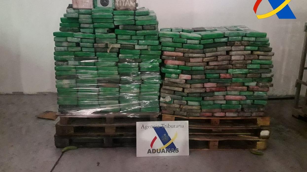 Imágenes de la cocaína descubierta en un contenedor de bananas