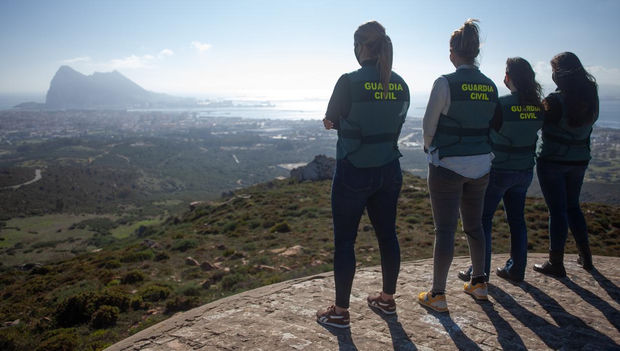Cuatro de las ocho agentes del OCON posan de espaldas frente al Peñón de Gibraltar en la zona cero del narcotráfico en España