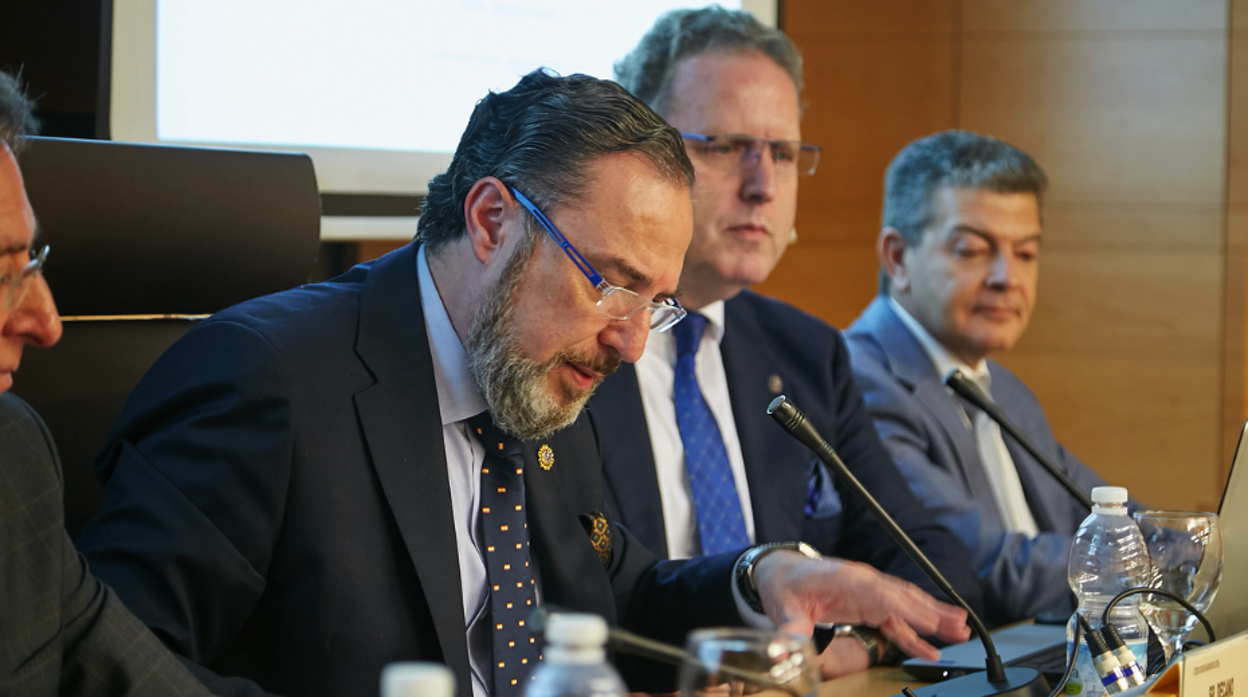 Chacón en primer término, durante un acto en la sede del Colegio de Abogados de Lucena