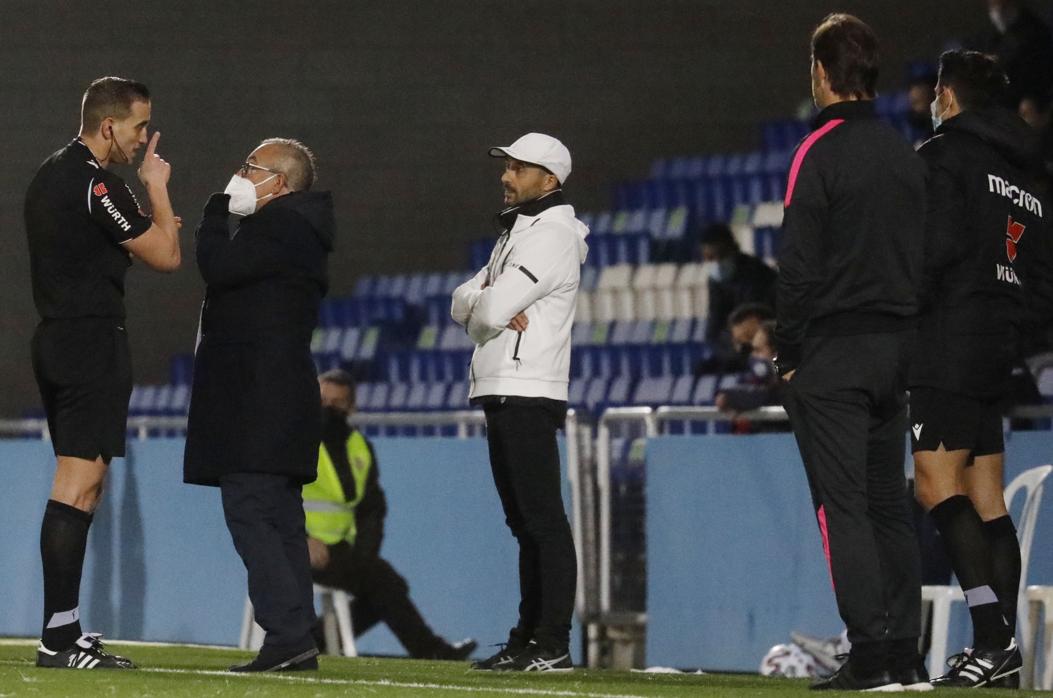 El entrenador del Ciudad de Lucena, Dimas Carrasco (de blanco), y Julen Lopetegui