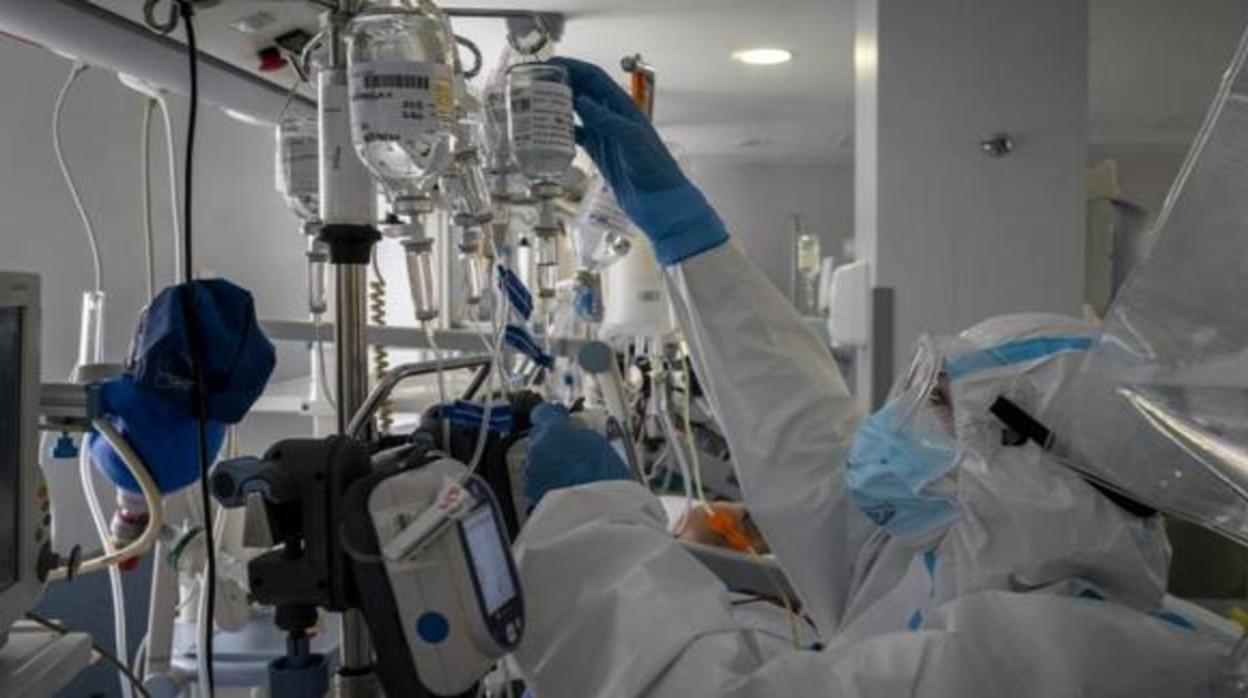 Sanitarios trabajando en una UCI