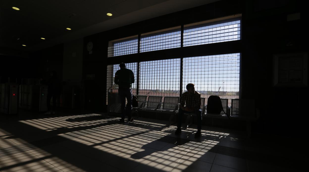 Dos viajeros esperan el tren en la estación de Rabanales