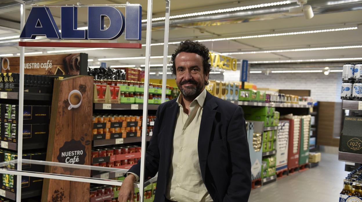 Abraham Meleno, en una tienda de la cadena de supermercados