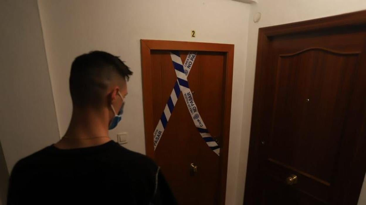 La puerta de la casa, precintada