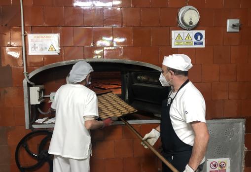Los mantecados introducen en el horno con una pala