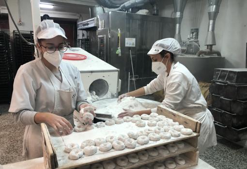 Los roscos se endulzan con azúcar glasé